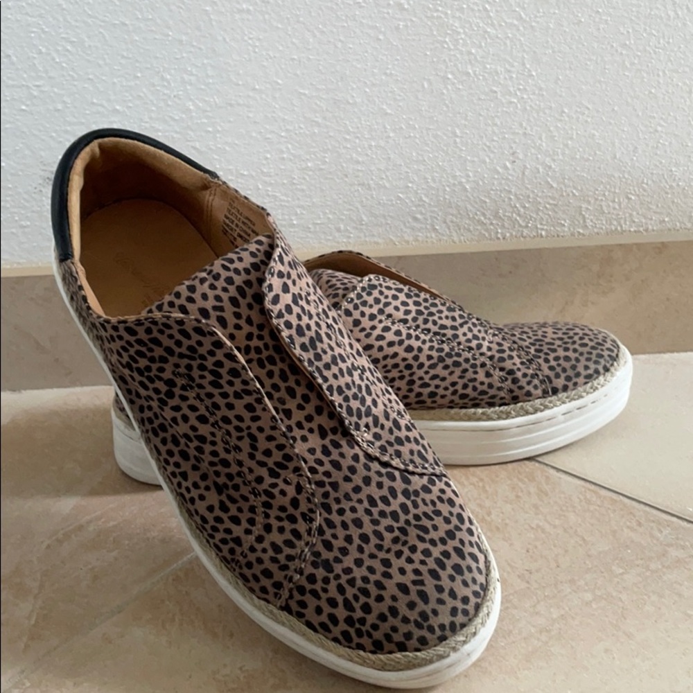 Universal Thread slip on shoes
